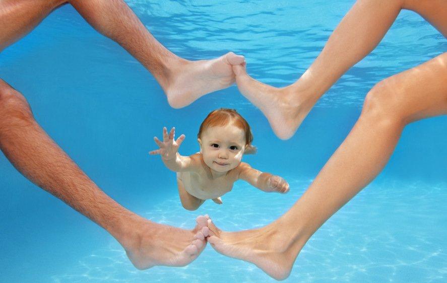 623_1Baby_swiming_between_parents_legs