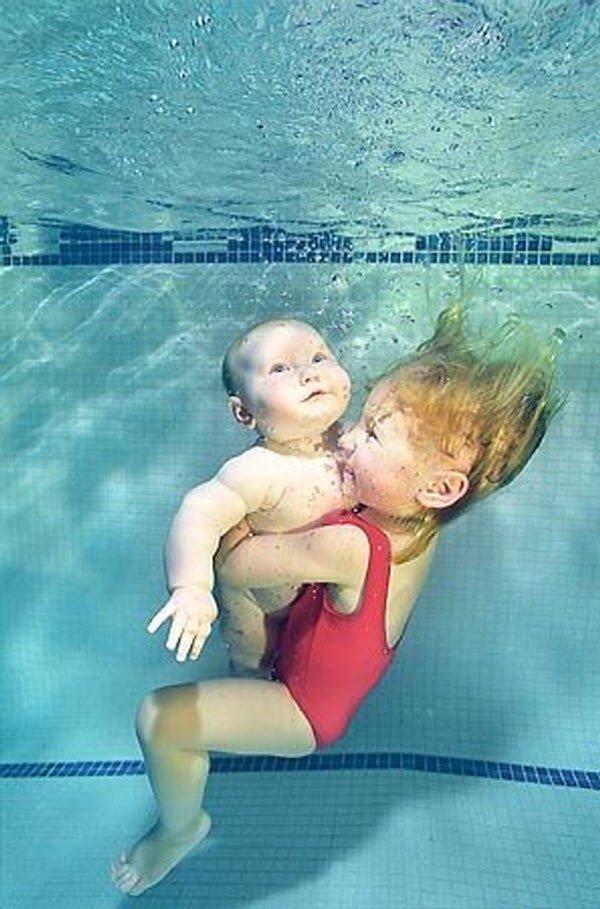 Babies-Playing-Underwater-04