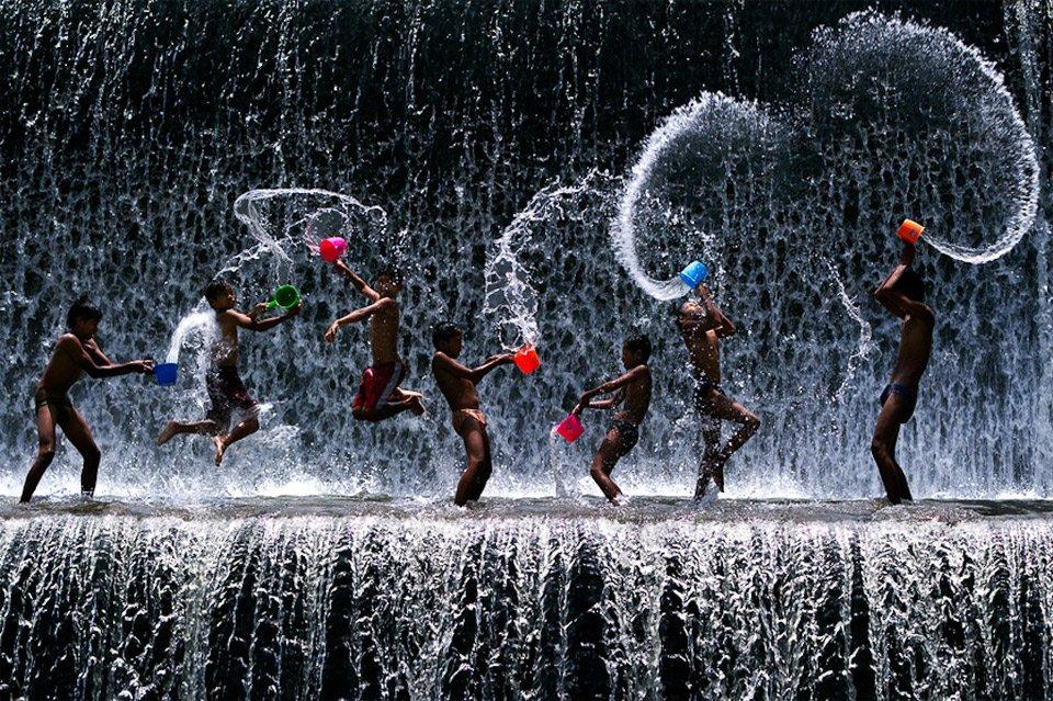 Children-Playing-in-Indonesia-1
