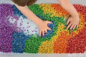 rainbow-dyed-dry-chickpeas-sensory-play-for-kids-toddlers-preschool-how-to-1