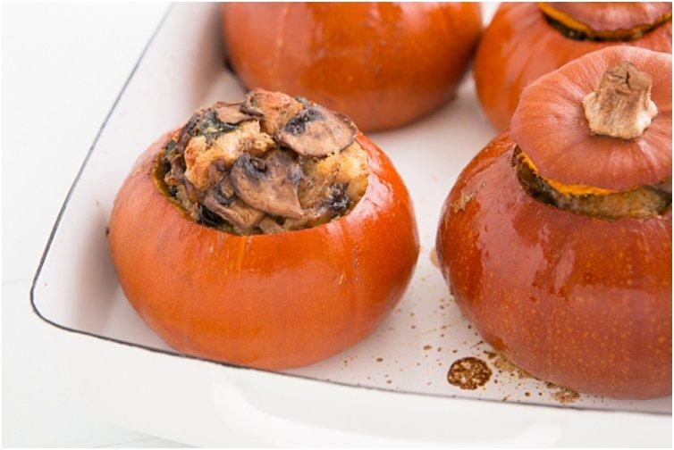 baked pumpkins with spinach