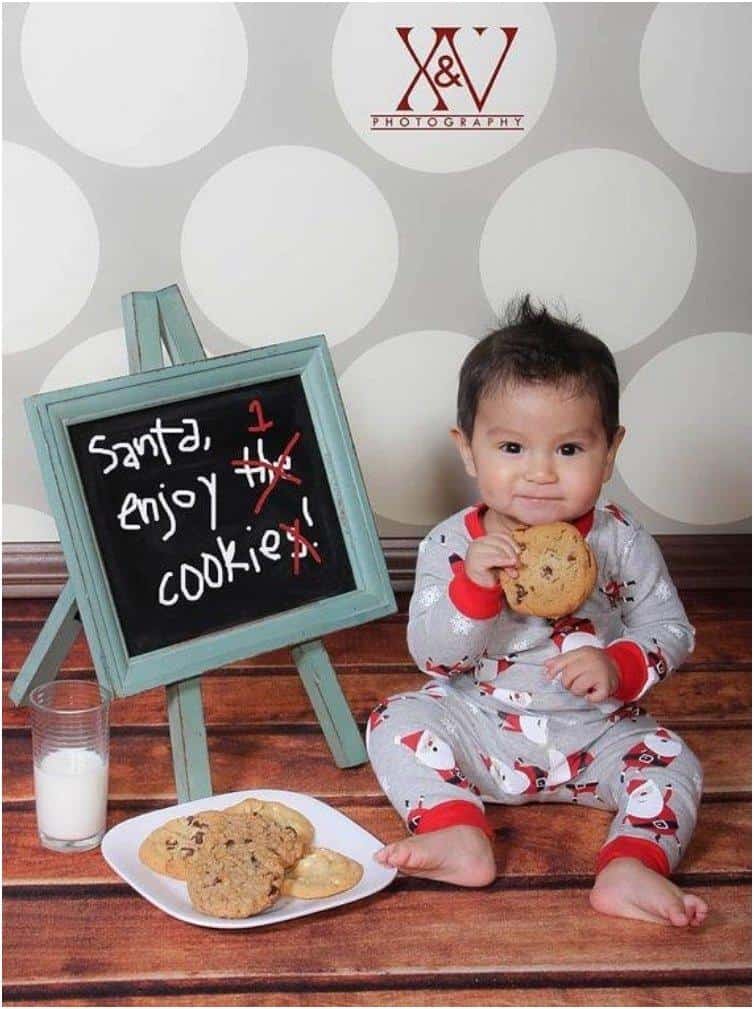 33 Absolutely Cute Babies And Their First Christmas Photo shoot