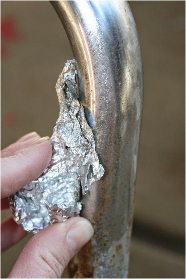 Remove rust from metal with aluminum foil and water