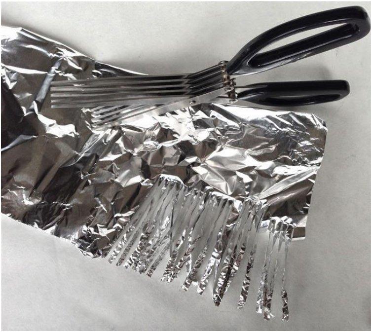 Use aluminum foil to sharpen your scissors