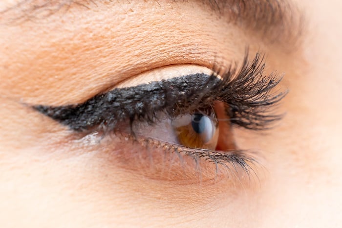 Close up woman eye with perfect black eyeliner and long eyelashes | Mamabee