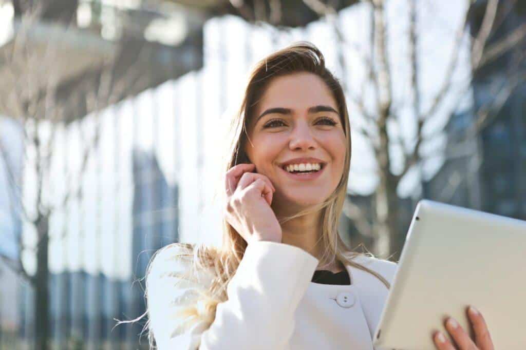 businesswoman-holding-tab-and-smiling