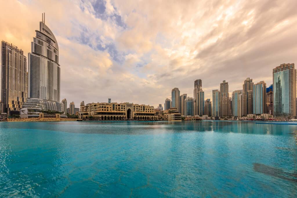 Desert Meets Ocean: The UAE’s Most Unique Landscapes – A Guide to Sunshine, Sand, and Blue Water